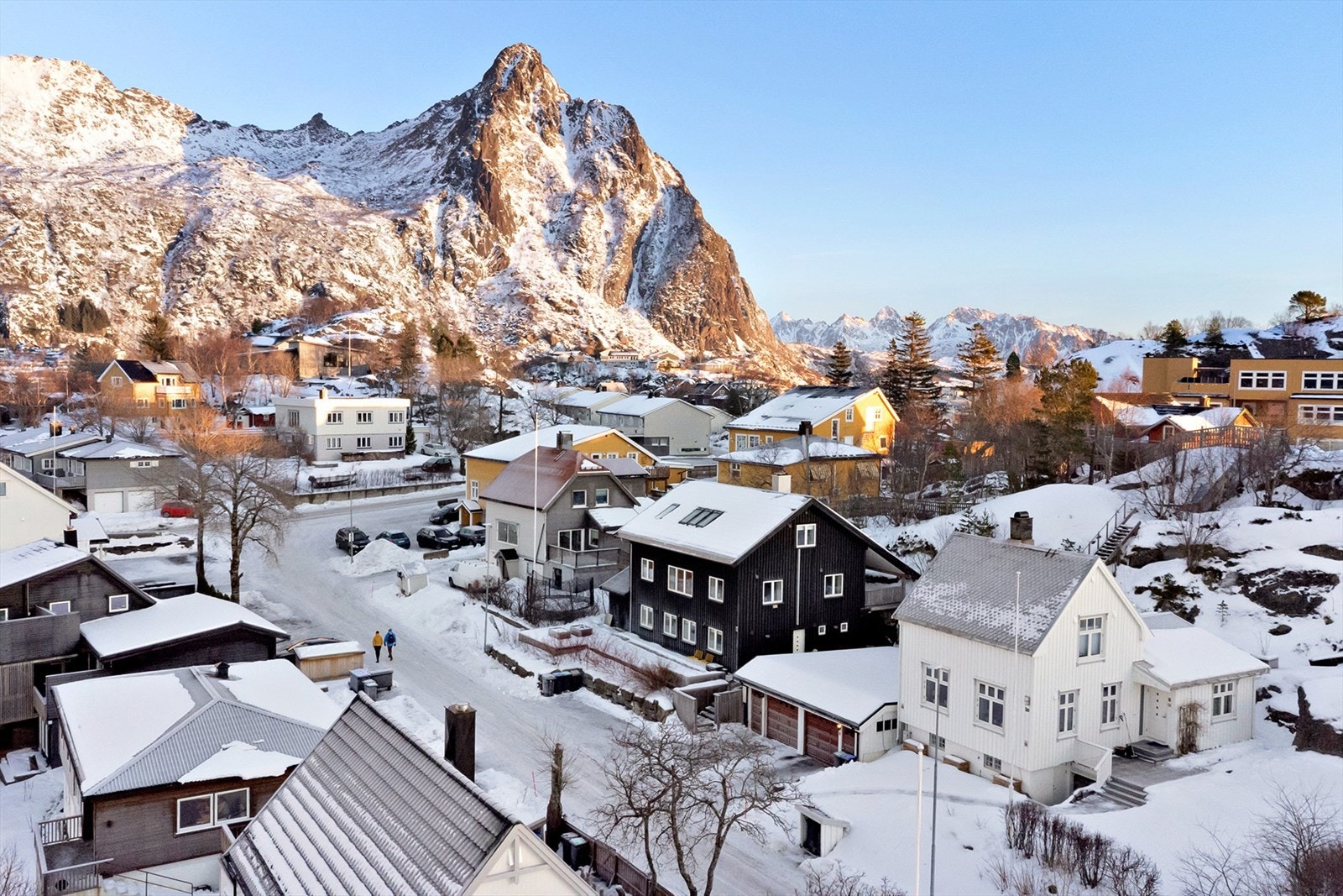 Enebolig med suverene solforhol og vakker utsikt mot sjø og fjell Galleribilde