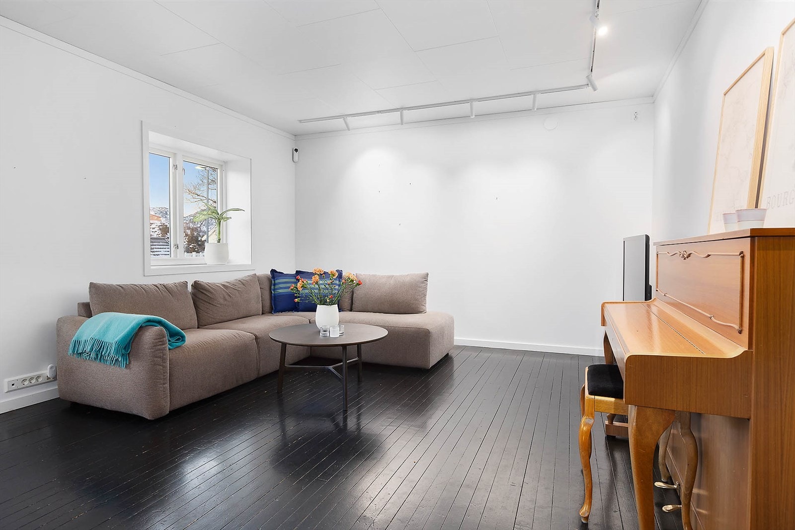 Stue med malt originalt tregulv Galleribilde