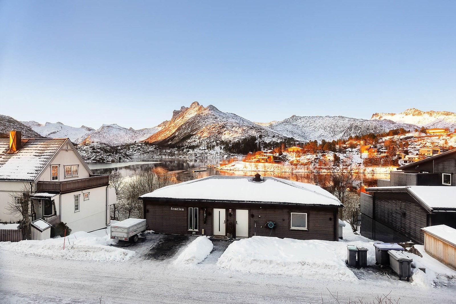 Fint med lysene fra alpinbakken på vinteren Galleribilde