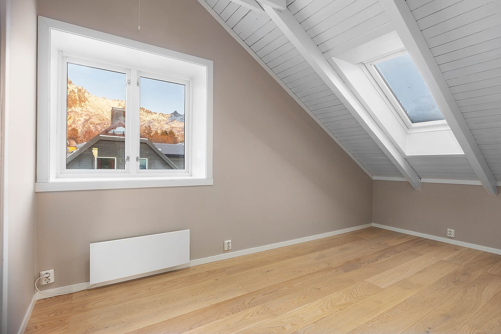 Det er 2 store soverom i loftsetasjen Galleribilde