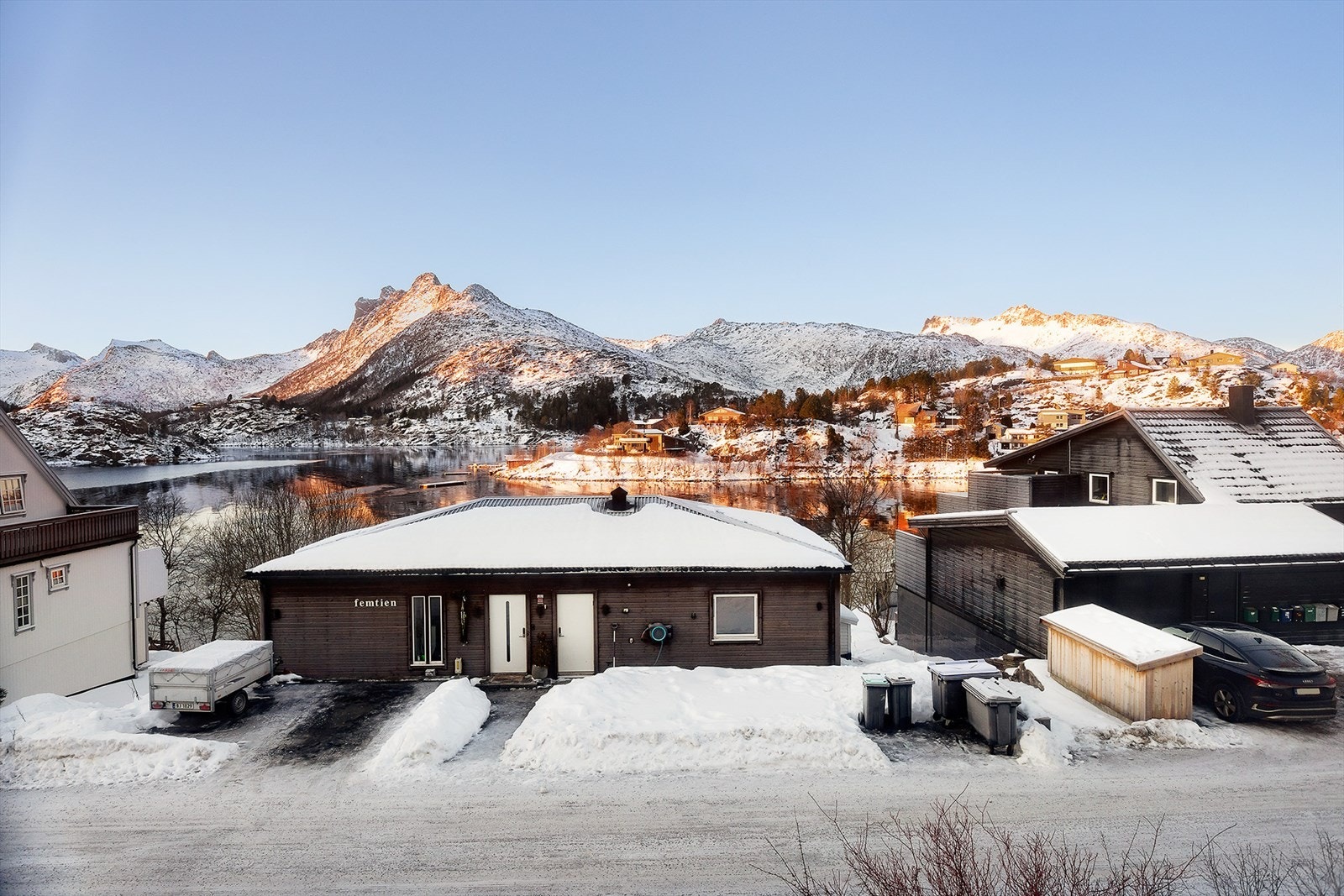 Svært god utsikt mot sjø og fjell Galleribilde