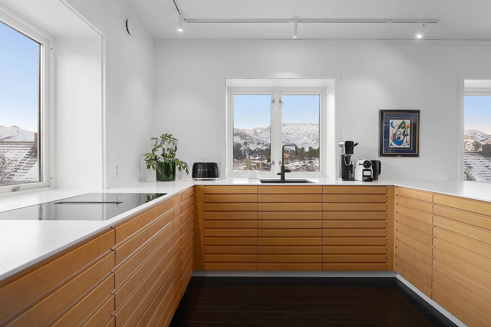 Veldig fint design, store beneflater og suveren utsikt gjør at man har lyst å oppholde seg på kjøkkenet Galleribilde