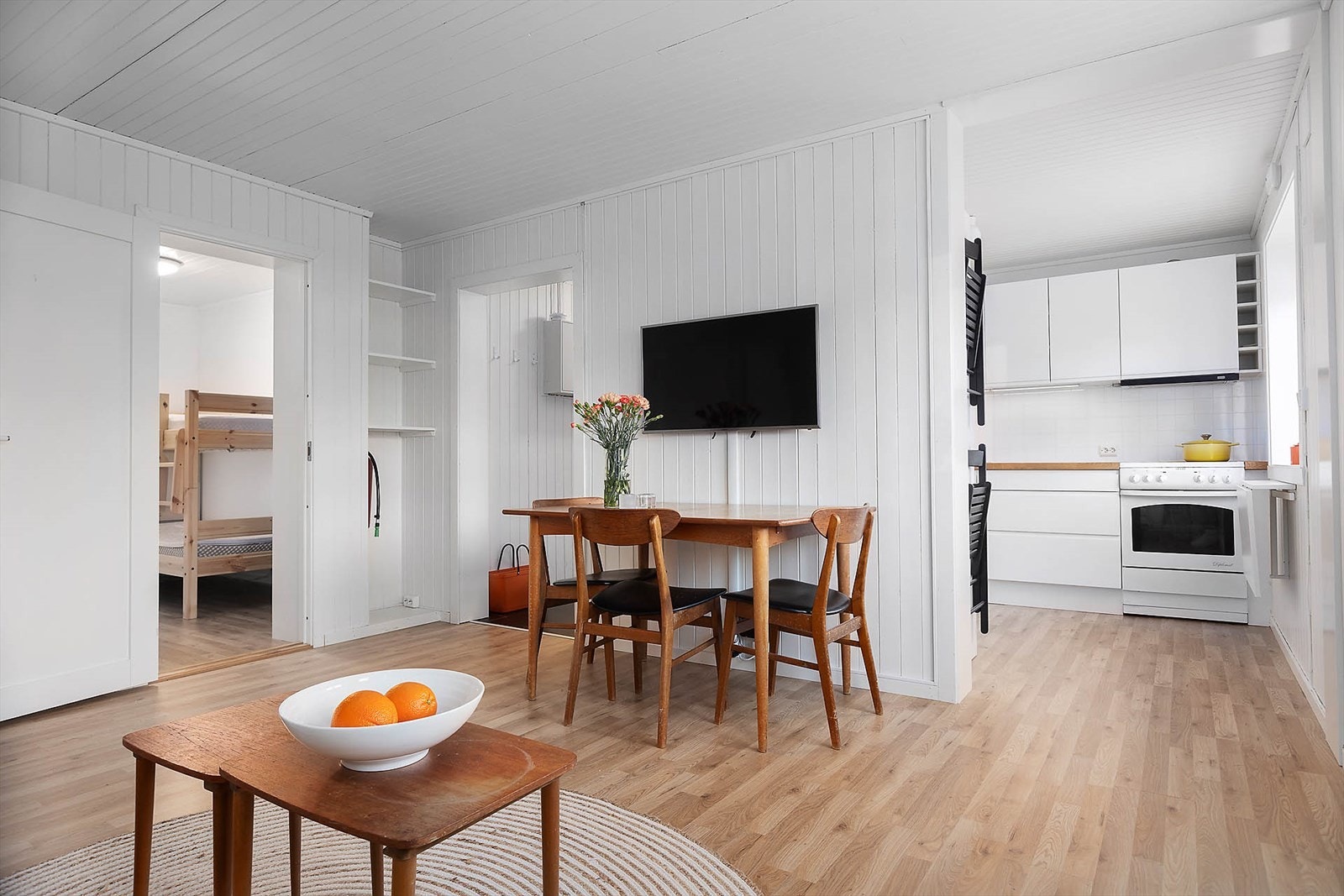 Åpen løsning mellom stue og kjøkken - Utleiedel Galleribilde