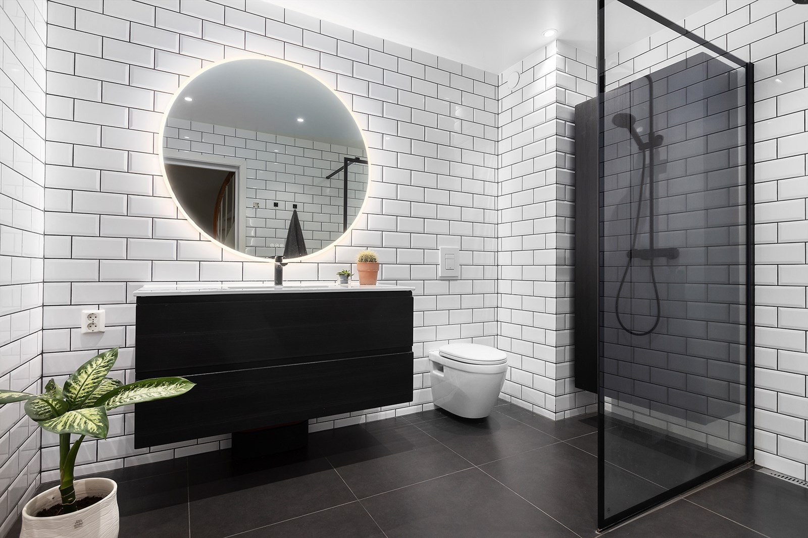 Moderne og lekkert bad med pene løsninger Galleribilde