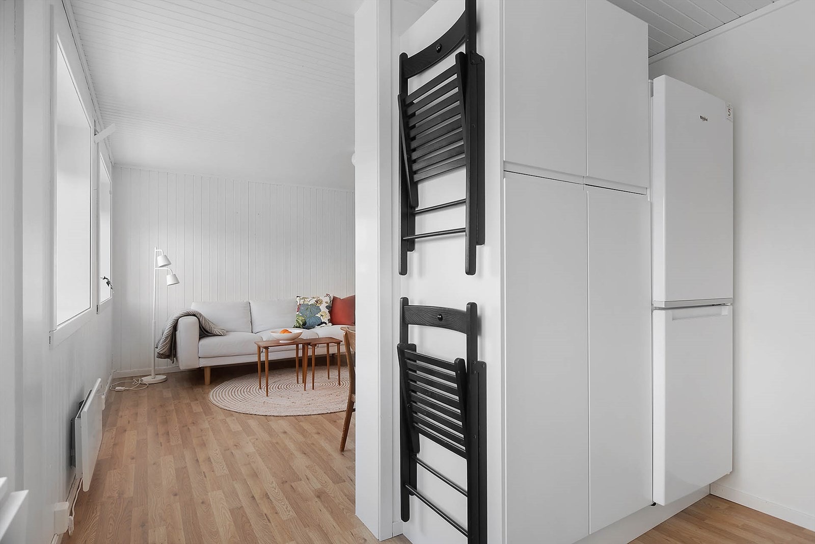 Smarte løsninger med oppheng for stoler til utslagbart kjøkkenbord - Utleiedel Galleribilde