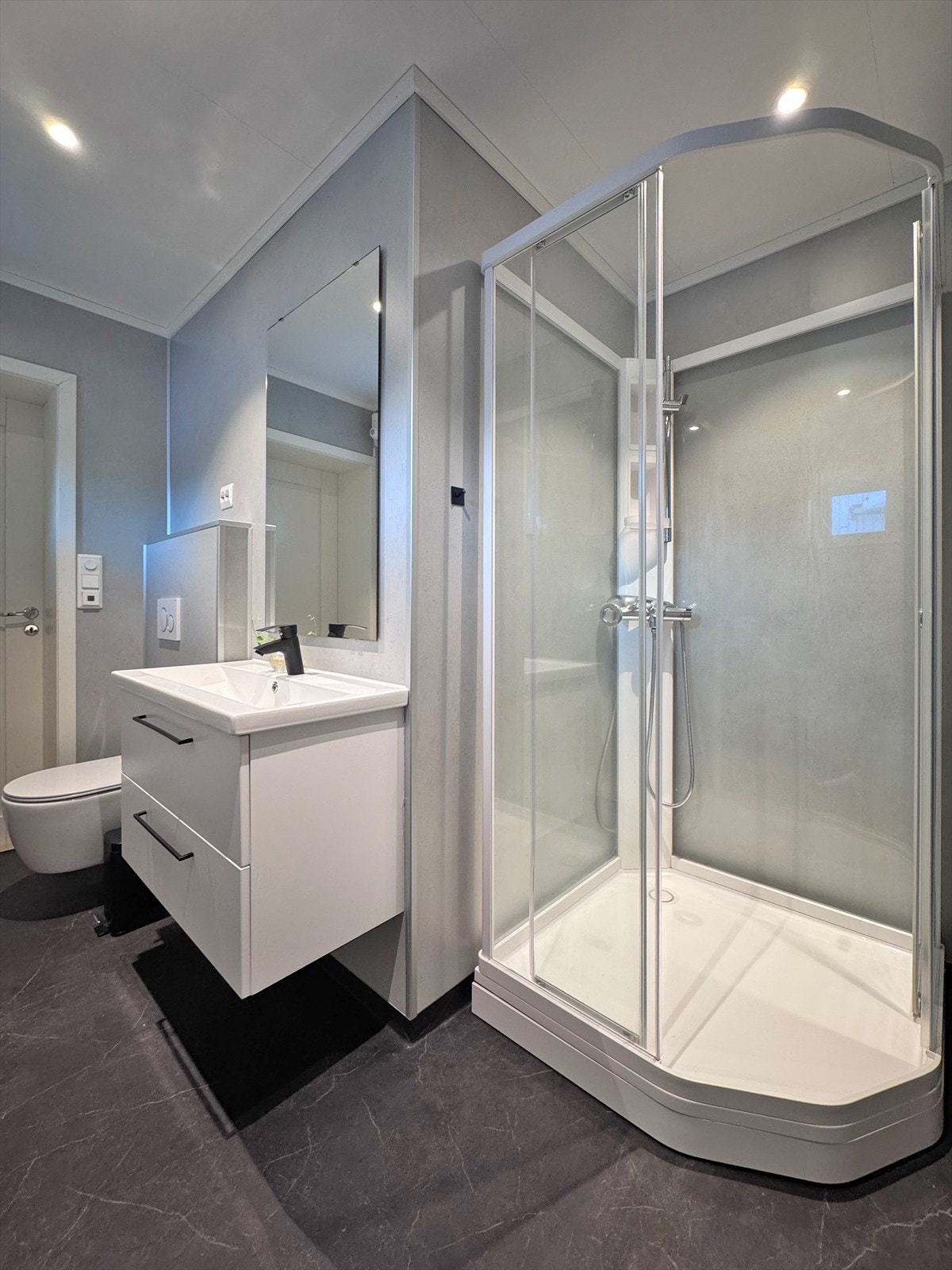 Det er dusjkabinett på badet - Utleiedel Galleribilde