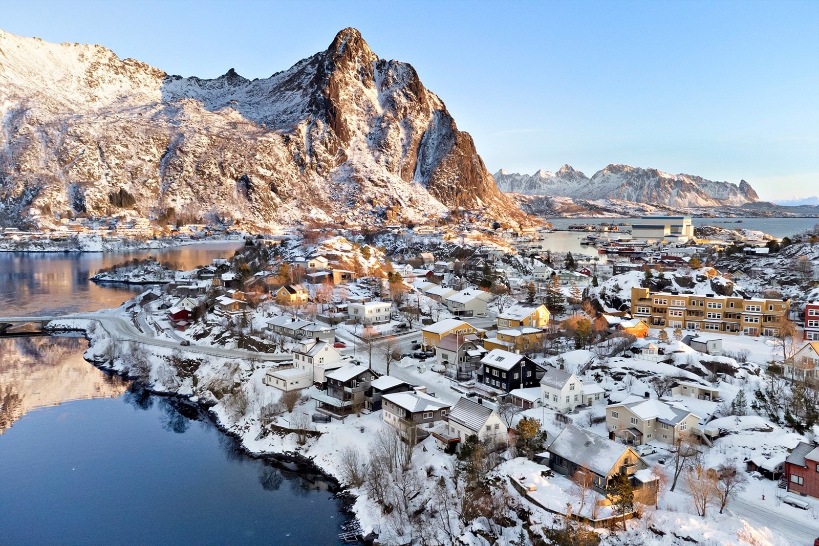 Eneboligen ligger bare noen hundre meter fra skolen og har kort vei til marka og idrettsanlegg Galleribilde