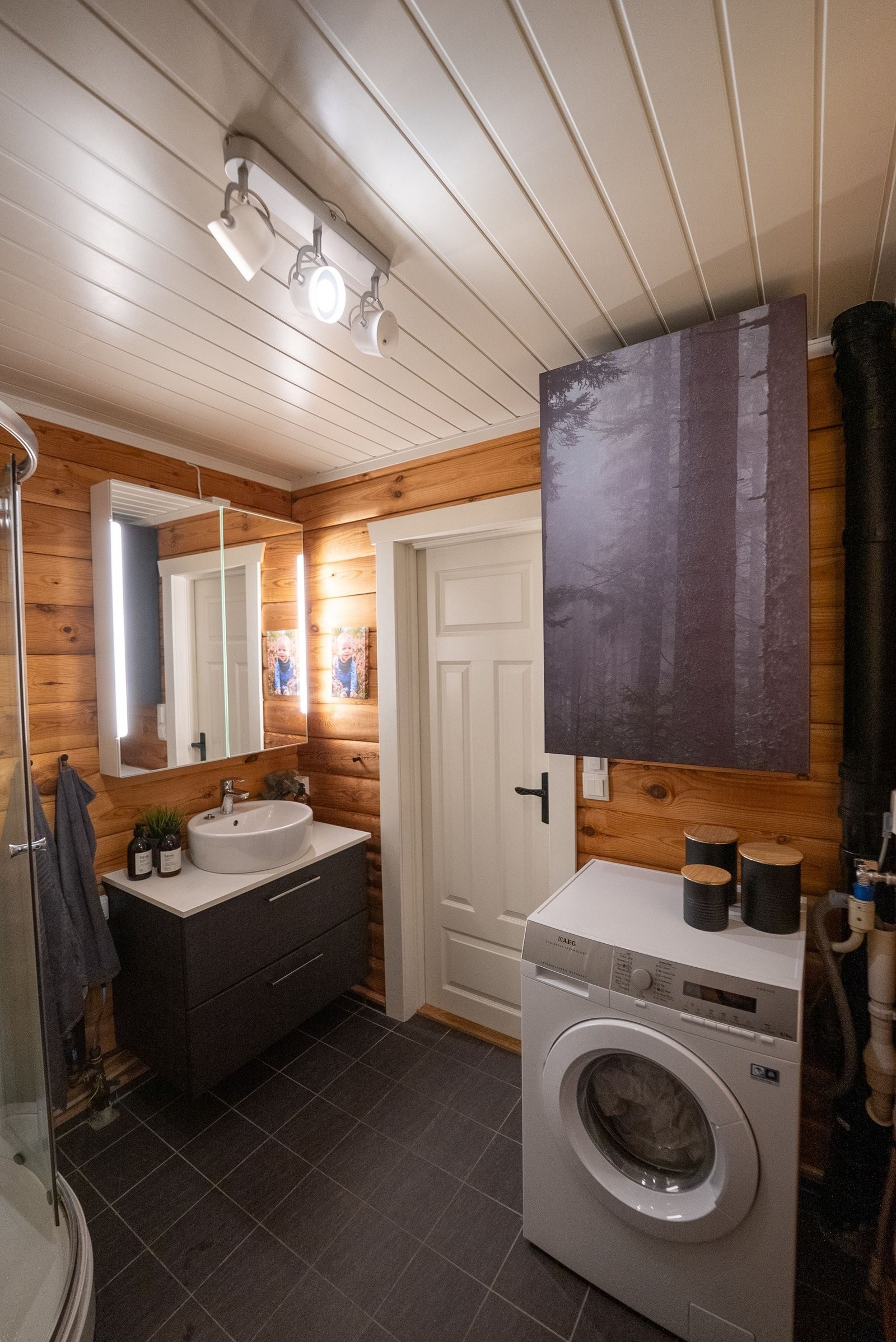 Badet har plass til både vaskemaskin og oppbevaring Galleribilde