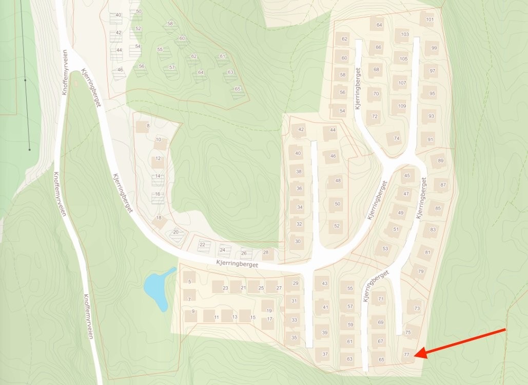 Kartet i annonsen tar utgangspunkt i eiendommen, og plasseringen av hytta vises derfor her med pil. Galleribilde