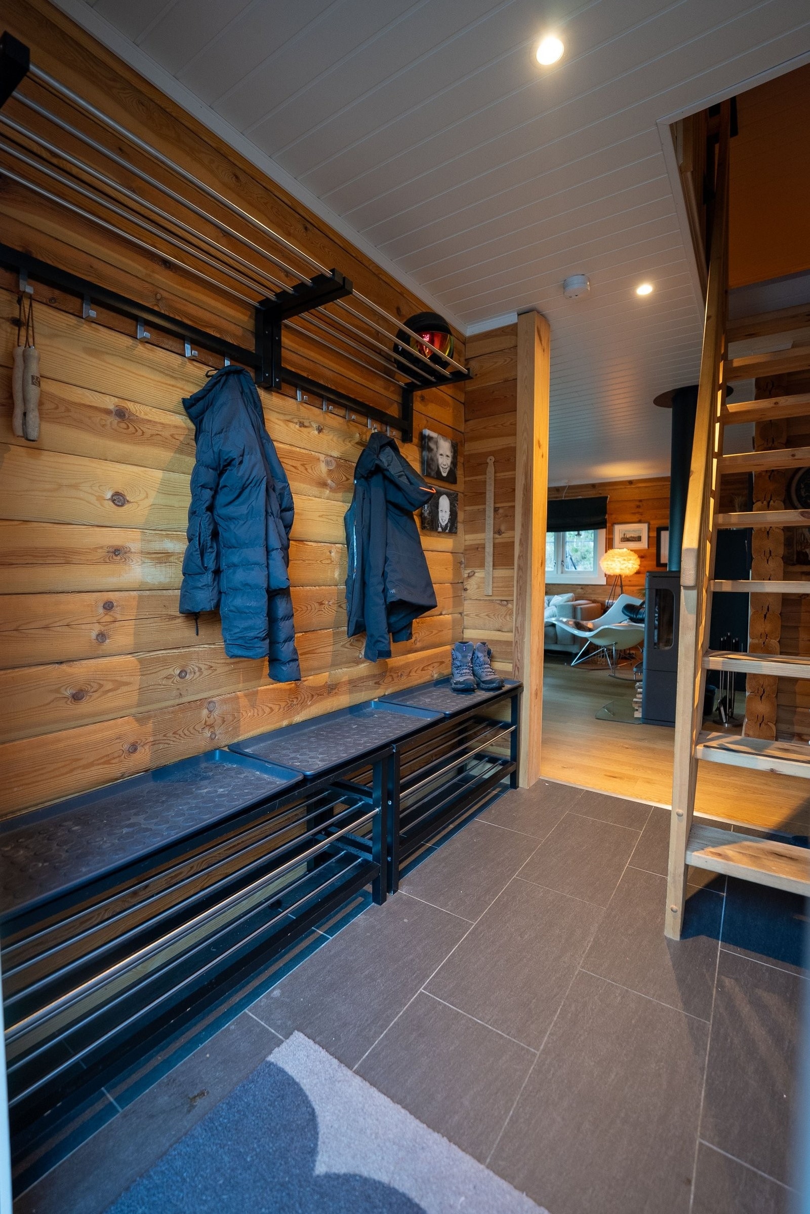 Velkommen inn! Funksjonell gang med god plass til yttertøy. Galleribilde