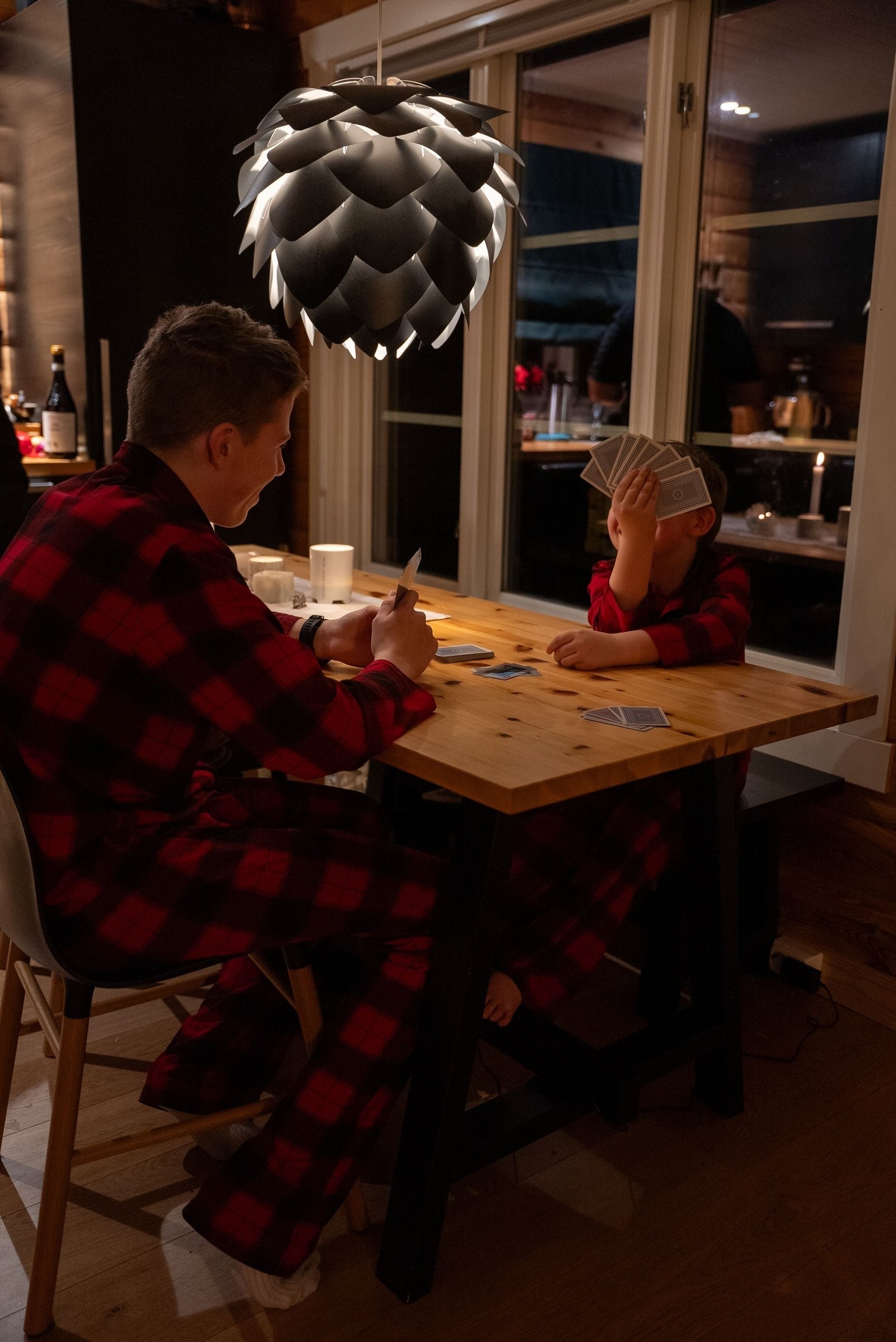 ..eller kortspill med familien. Galleribilde