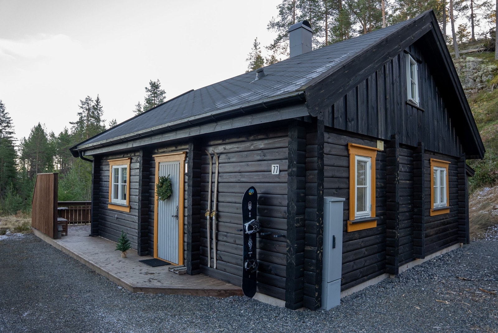 Hytta ligger innerst i feltet Galleribilde