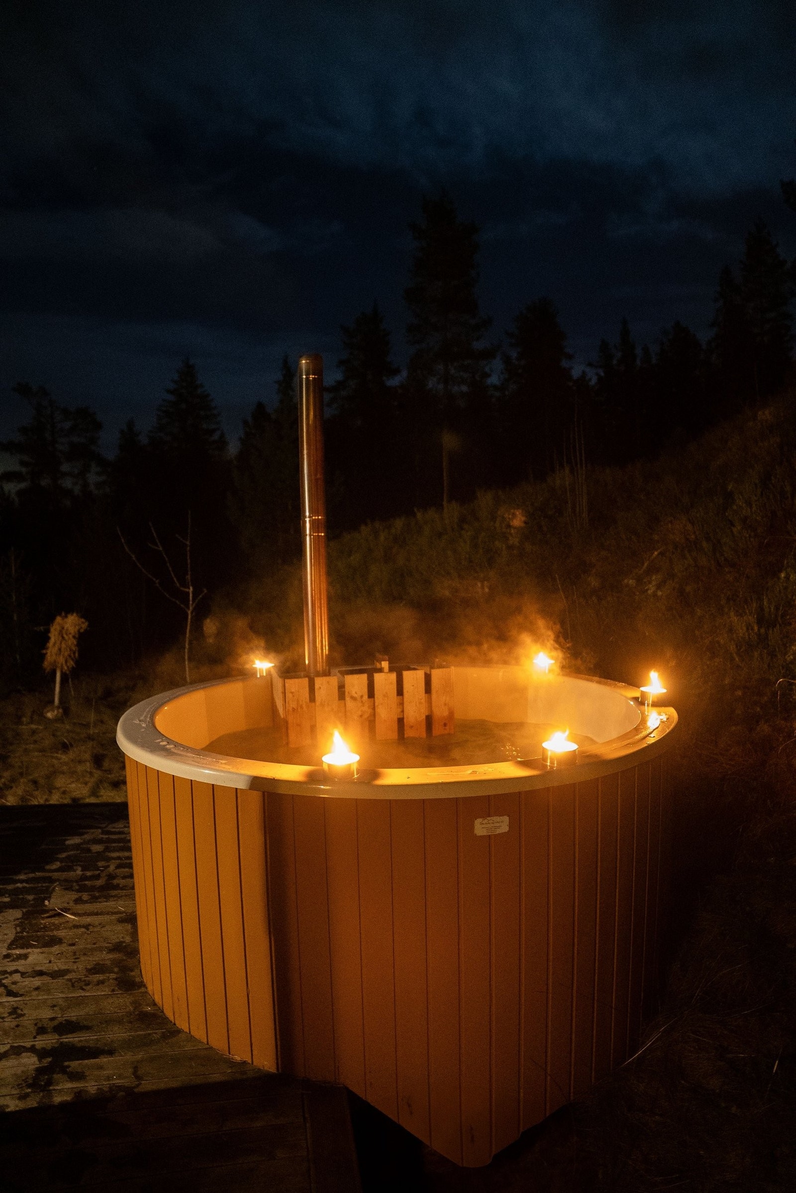 Kveldsstemning i vedfyrt badestamp Galleribilde