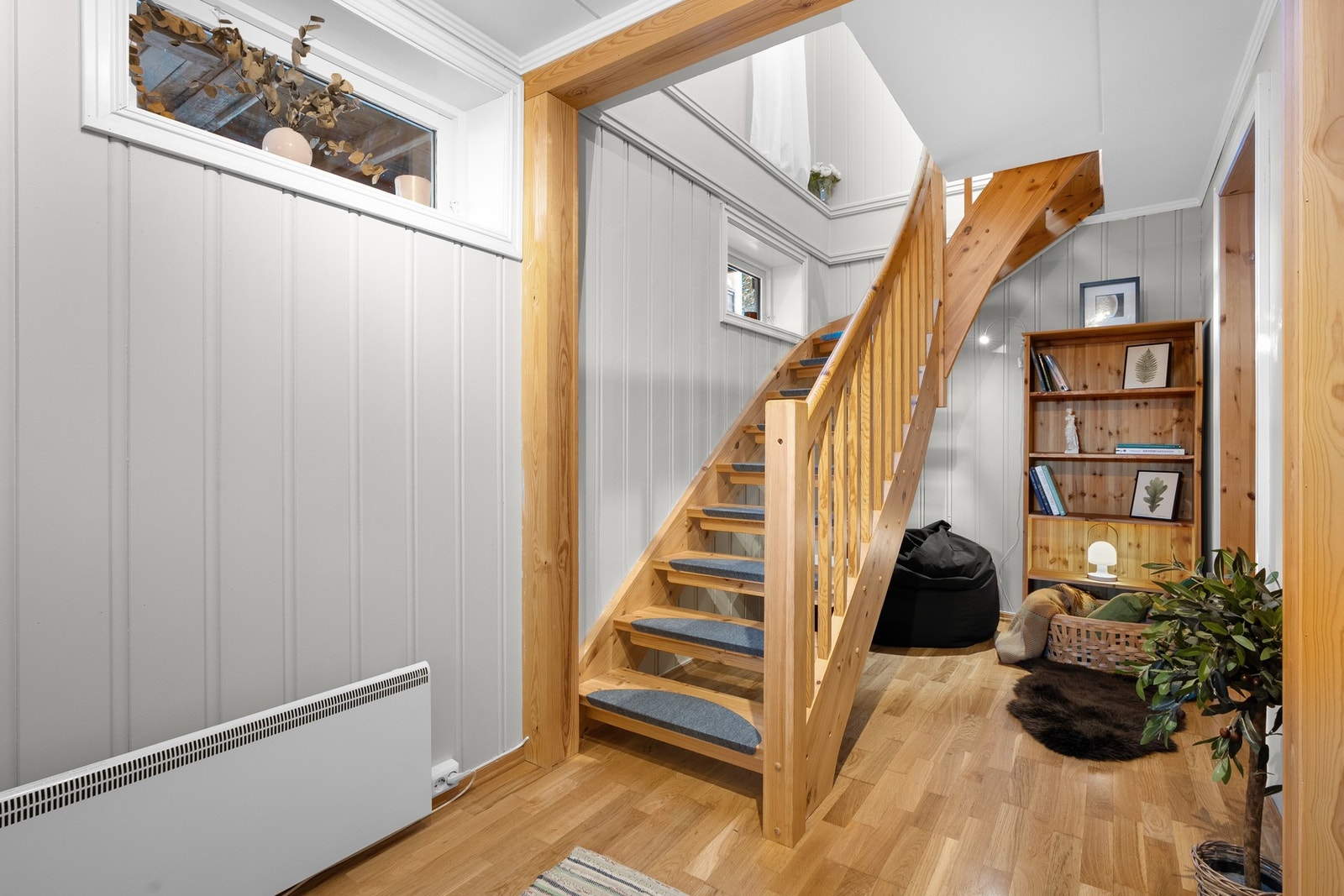 I underetasjen har du gang/trapperom, soverom og baderom. Galleribilde