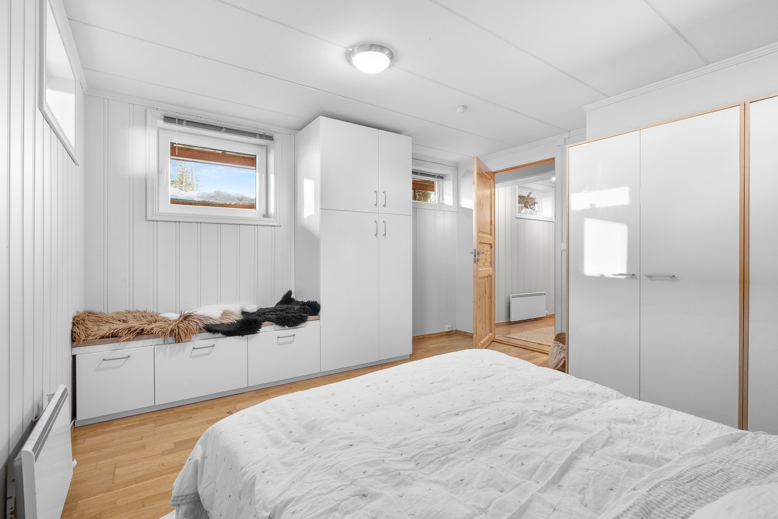 På soverommet er det god oppbevaringsplass i flere garderobeskap som medfølger i handelen. Galleribilde