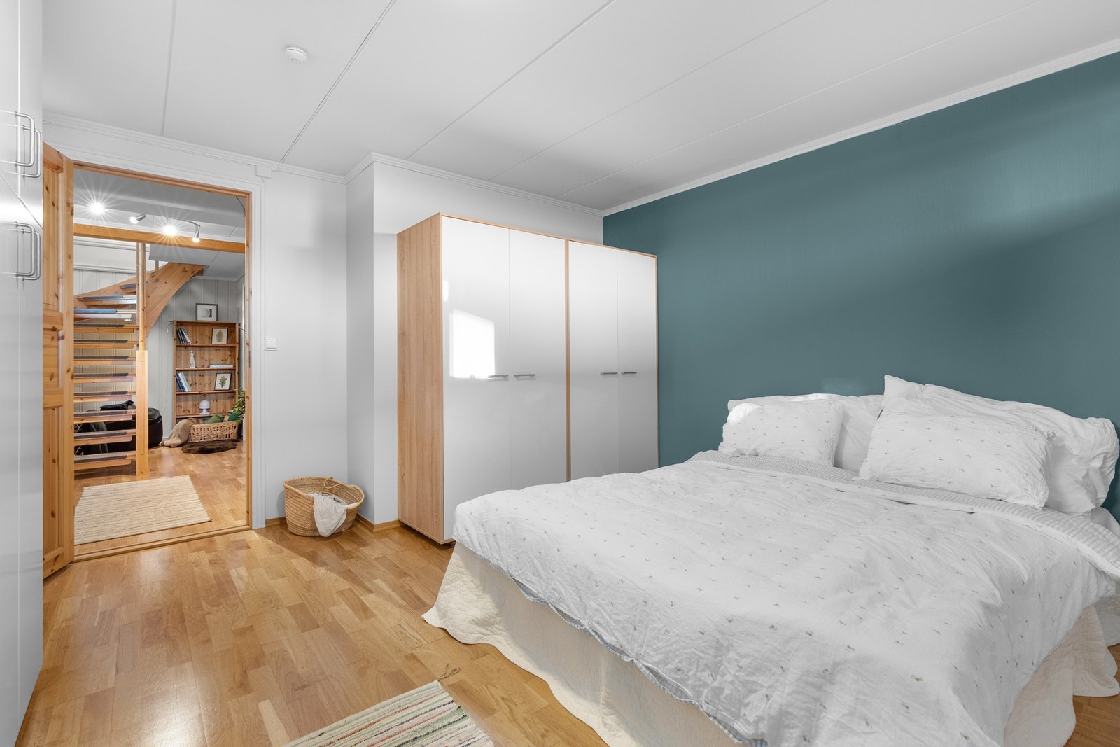 Soverommet har parkett på gulv og lysmalte overflater med en fin kontrastvegg. Galleribilde