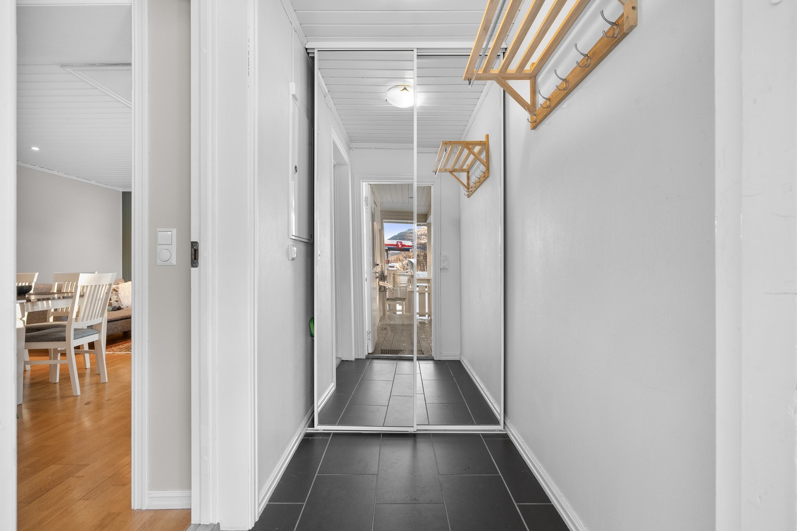 I entréen er det god oppbevaringsplass i plassbygget skyvedørsgarderobe med speildører. Galleribilde