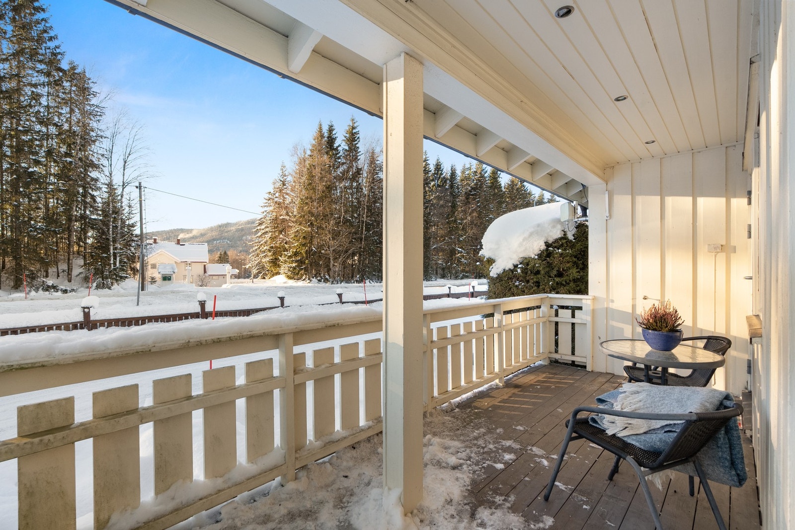 Terrassen har terrassebord på gulv og er overbygd med innfelte downlights i himlingen. Det er også montert utvendig stikkontakt. Galleribilde