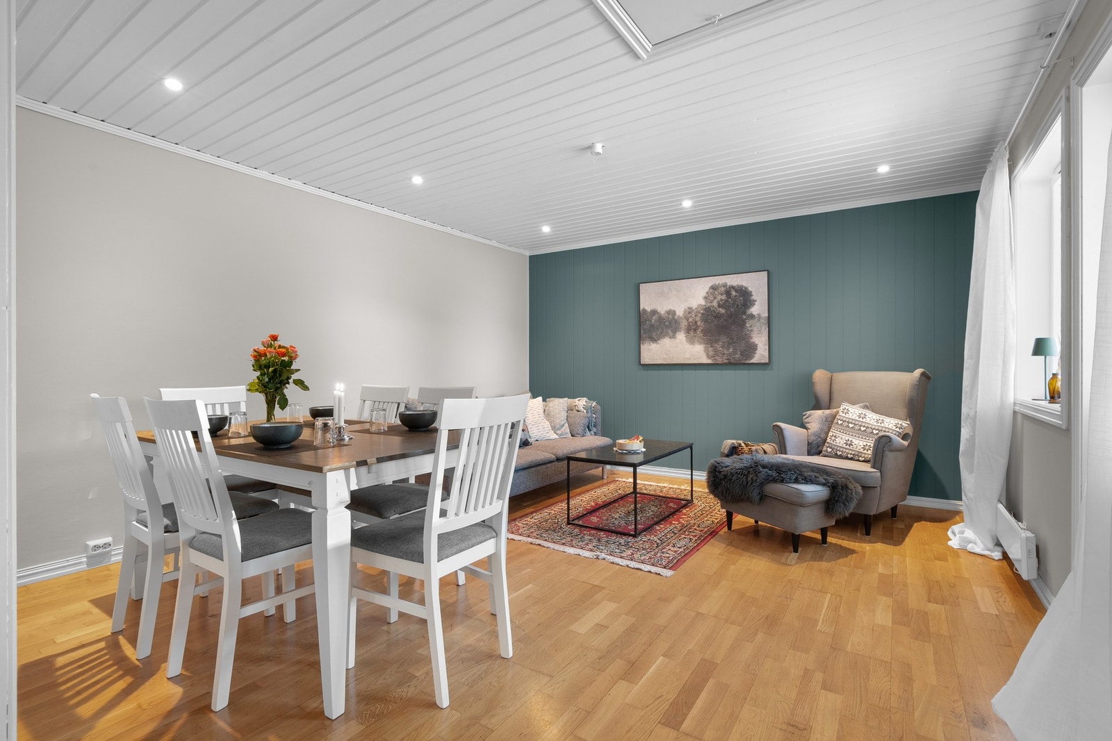 Stuen er er romslig med god plass til både sofagruppe med salongbord og et spisebord. Galleribilde