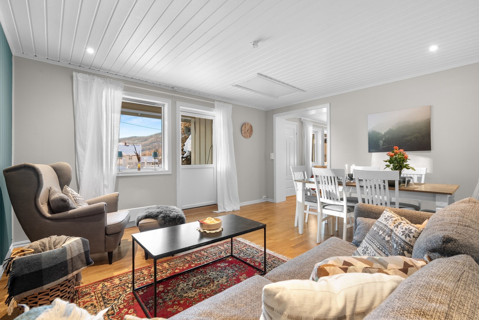 En lys og hyggelig 2-roms selveiet endeleilighet i en 7-mannsbolig som ble ombygget i 2006. Galleribilde