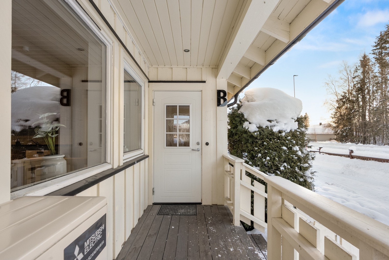 Ved inngangspartiet er det en sydvestvendt terrasse på ca. 4m². Terrassen har terrassebord på gulv og er overbygd med innfelte downlights i himlingen. Galleribilde