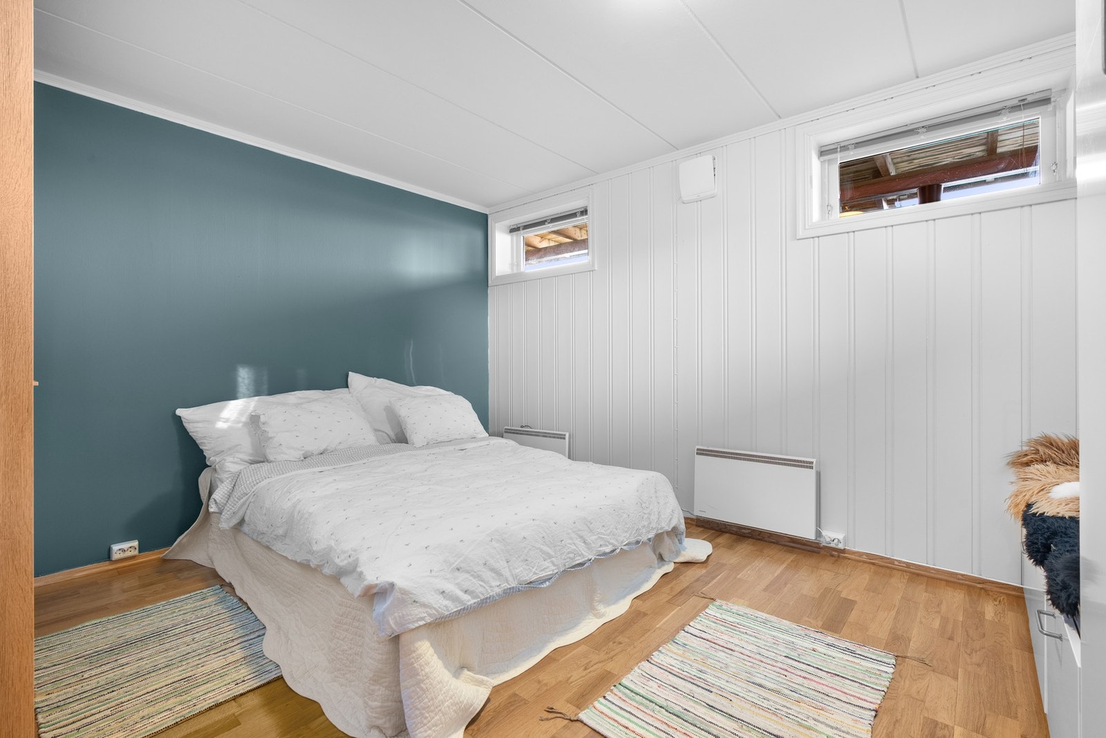 Leiligheten har et lyst og svalt soverom av god størrelse. Galleribilde