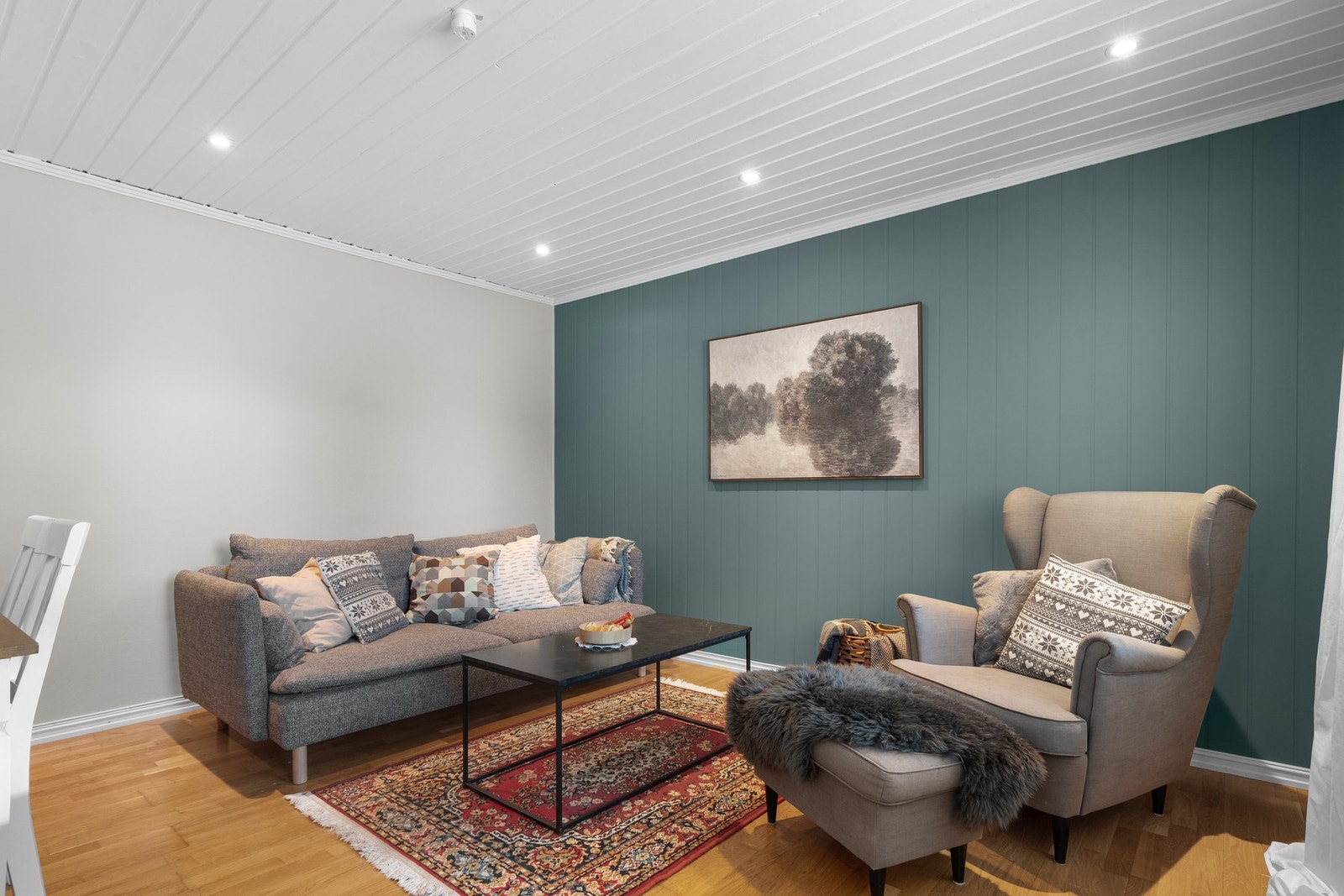 Stuen har god standard med parkett på gulv, lysmalte overflater med en fin kontrastvegg og downlights i himlingen. Galleribilde