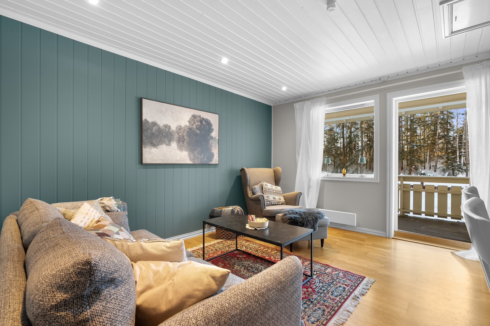 Stuen har store vindusflater mot syd som sørger for rikelig med naturlig lys. Galleribilde