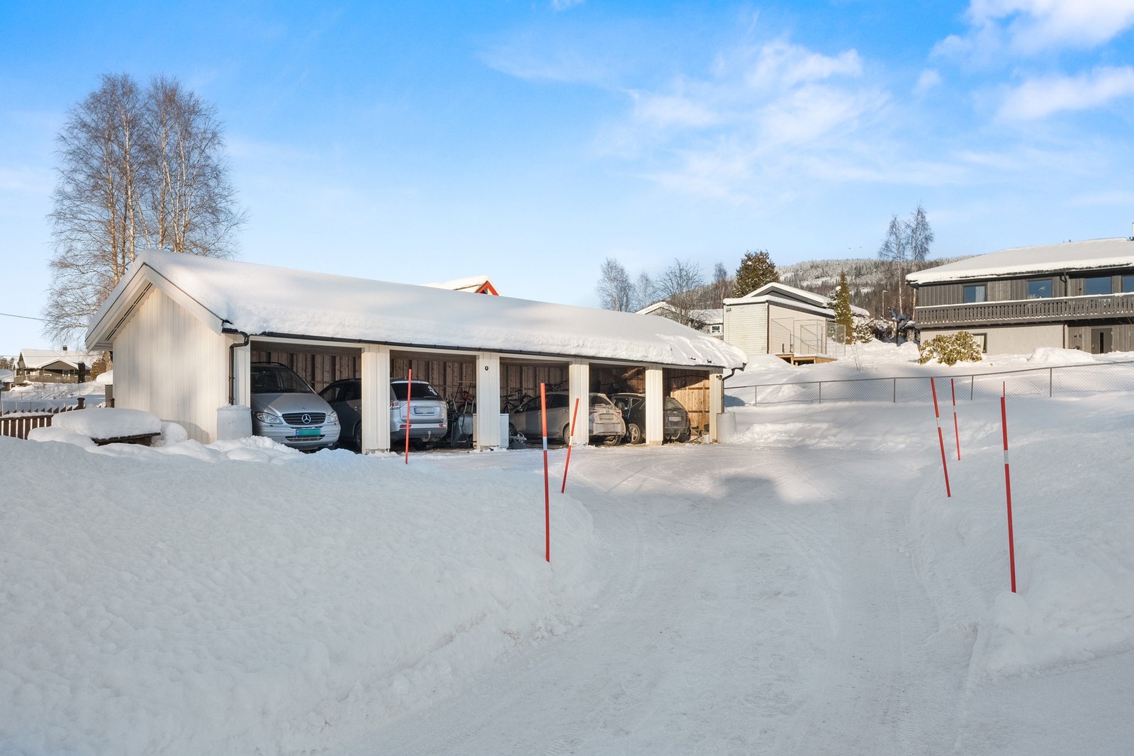 I tillegg disponerer leiligheten en biloppstillingsplass i felles carportrekke. Galleribilde