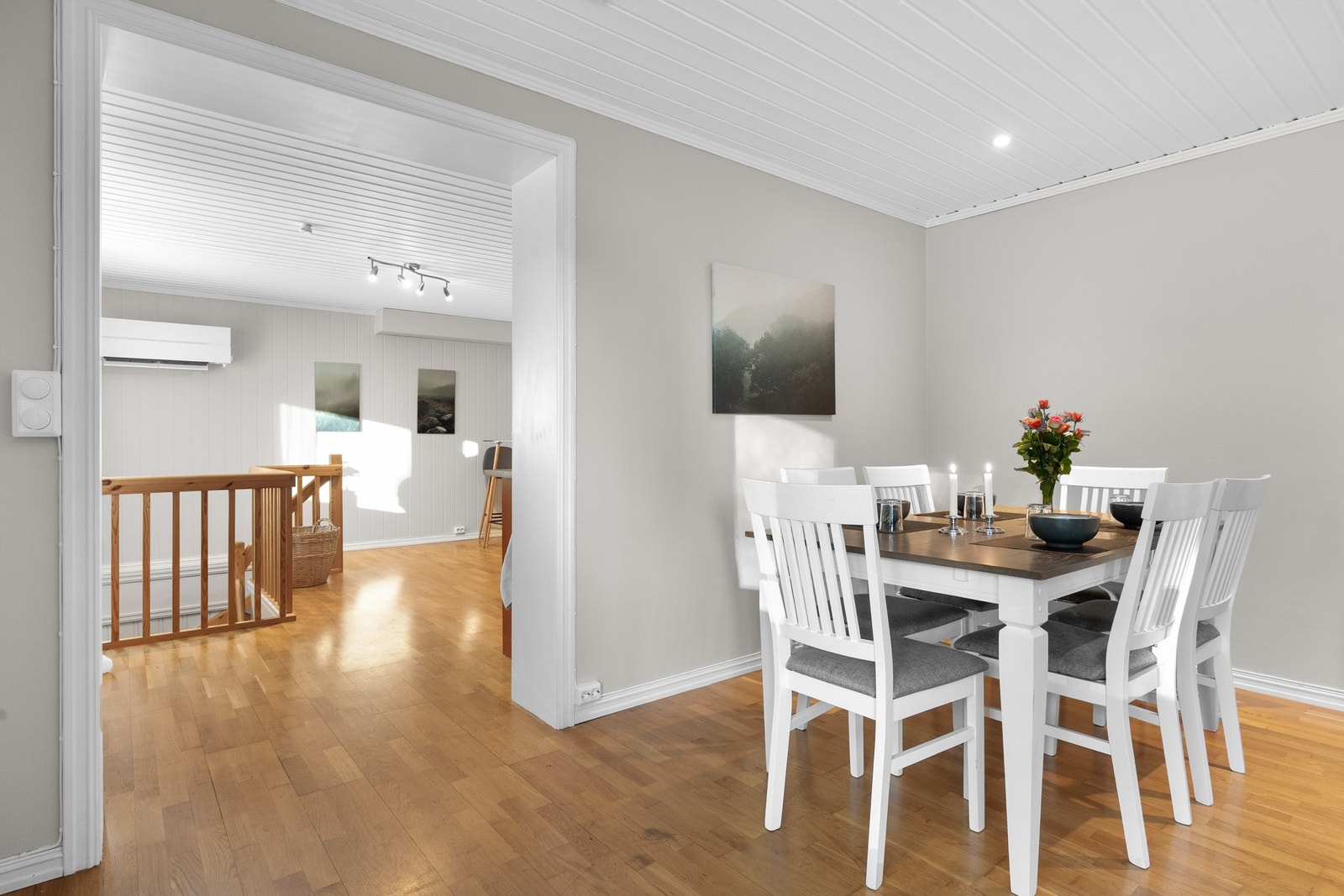 Kjøkkenet ligger i et eget rom i delvis åpen løsning med stuen. Galleribilde