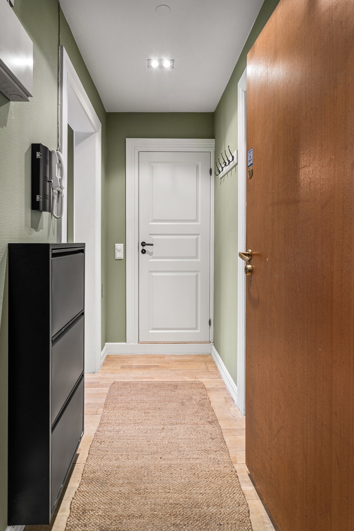 Innbydende inngangsparti som gir et godt førsteinntrykk, med callinganlegg og downlights i himling. Galleribilde