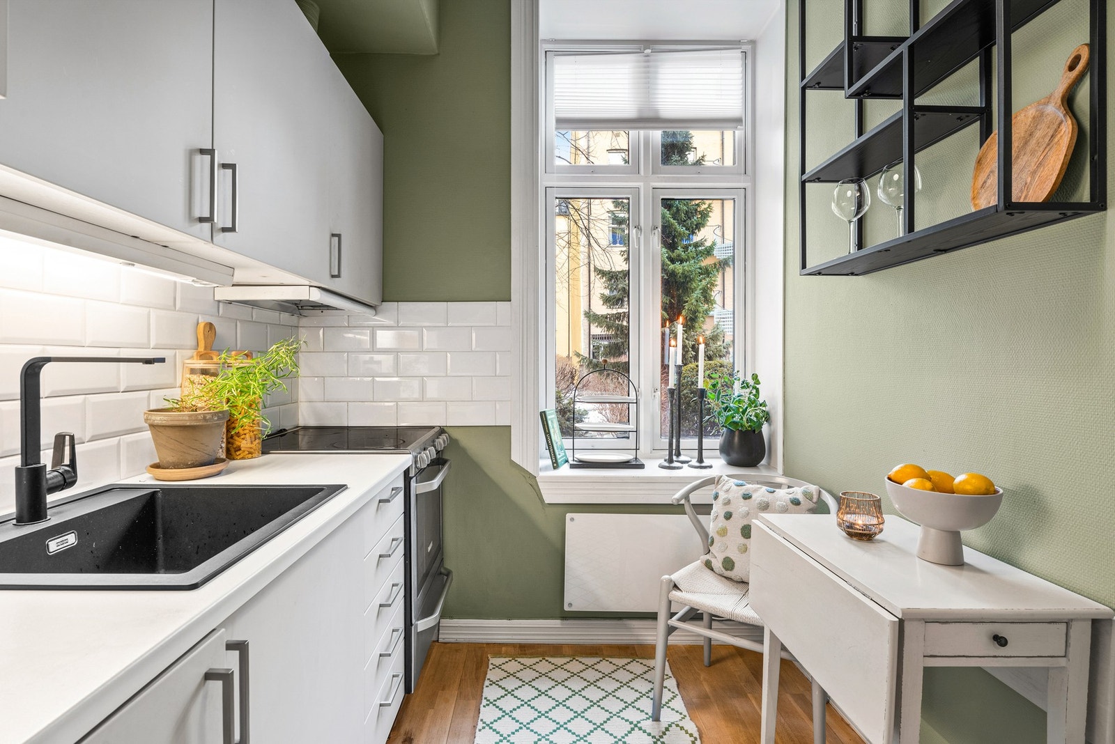 Kjøkkenet har ventilator med avtrekk samt avsatt plass til hvitevarer. Hvitevarene medfølger. Galleribilde