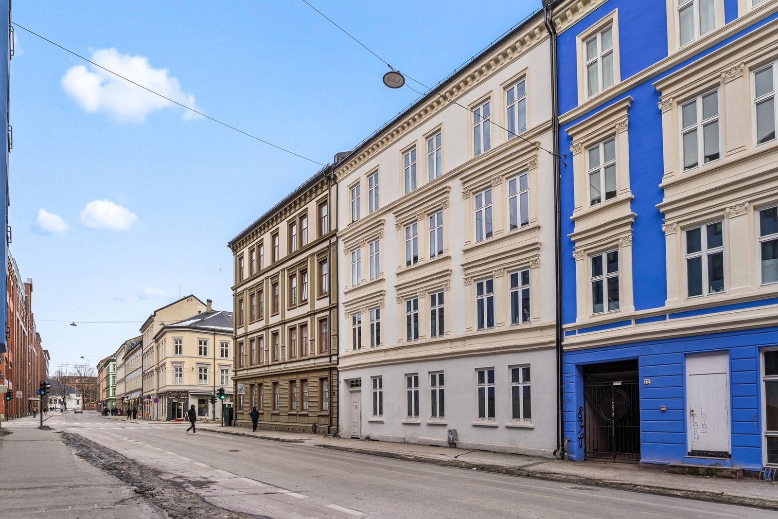 Leiligheten i Herslebs gate 10 ligger i et klassisk boligbygg fra 1900, typisk for Oslos historiske bebyggelse med robust mur og trekonstruksjon. Galleribilde