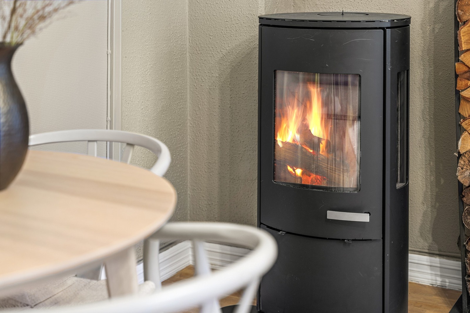 Peisen skaper varme og en hyggelig atmosfære i rommet, særlig på kjøligere dager. Galleribilde