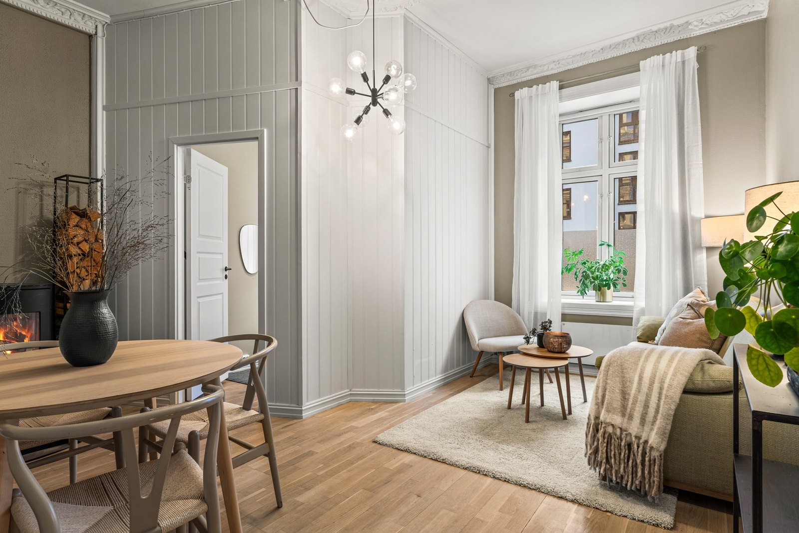 Romslig og gjennomgående takhøyde på ca. 3,15 meter gir boligen et luftig og klassisk preg, sammen med gode vindusflater. Galleribilde