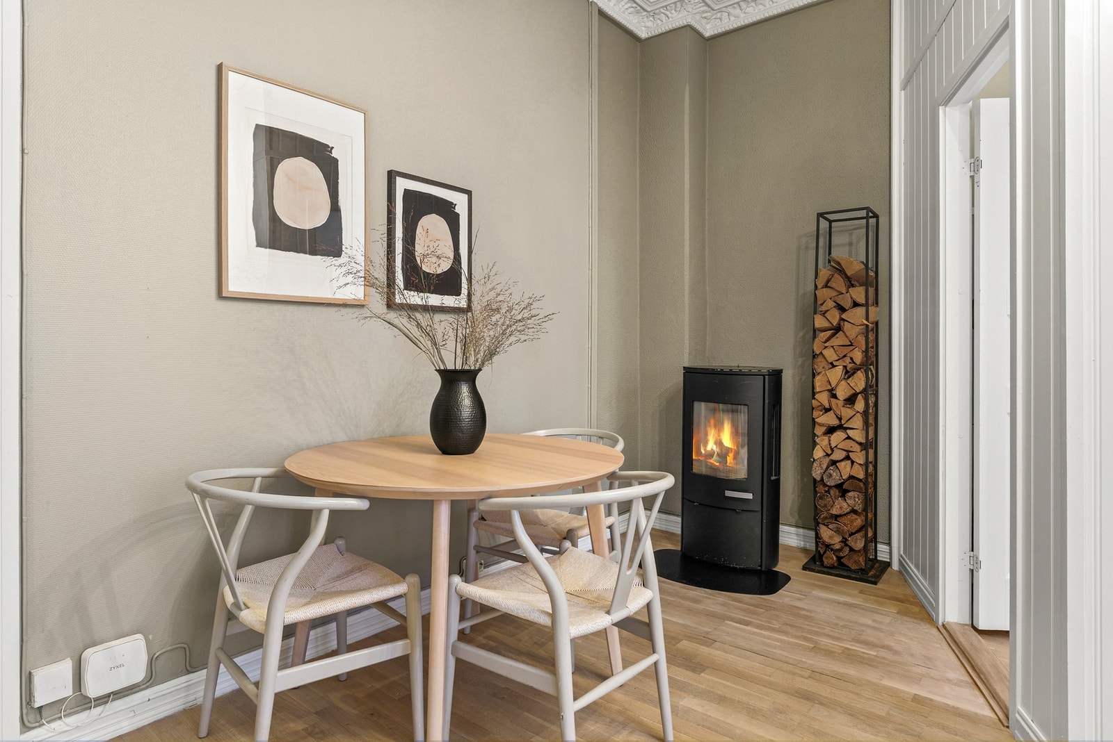 Her kan spisebordet plasseres ved siden av peisen, noe som gir en ekstra hyggelig spiseplass. Galleribilde