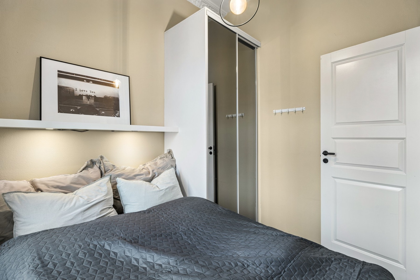 Praktisk skyvedørsgarderobe med speildører som gir god oppbevaringsplass. Galleribilde