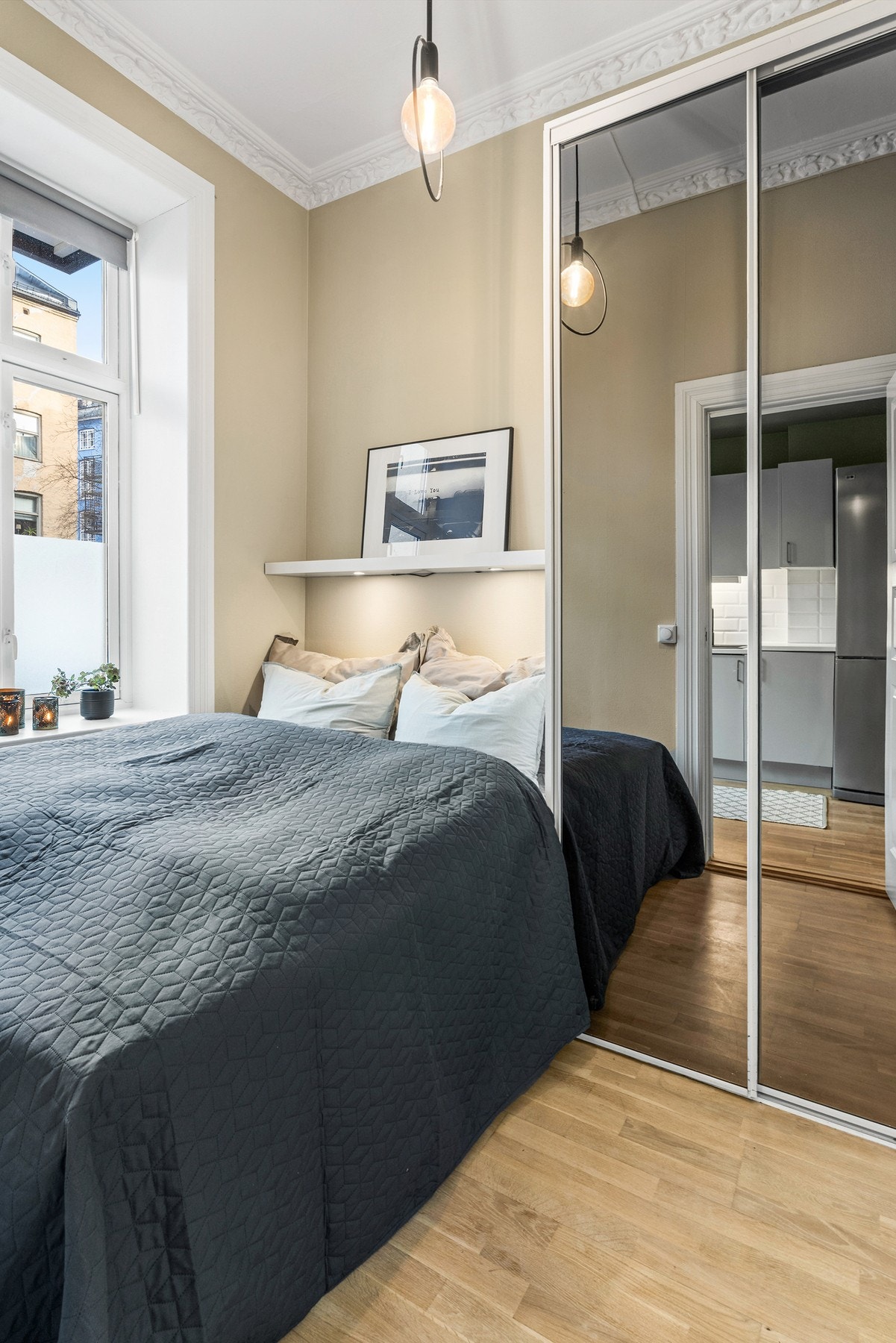 Lyst og innbydende soverom med parkettgulv, god takhøyde og moderne fargevalg. Dype vinduskarmer som også kan benyttes som nattbord. Galleribilde