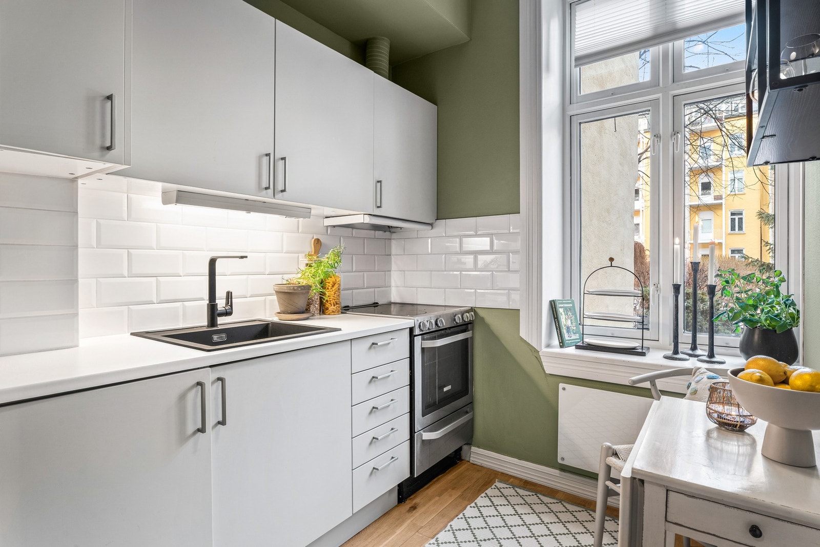 Flislagt mellom over- og underskap som gir et helhetlig uttrykk og er praktisk i hverdagen. Galleribilde