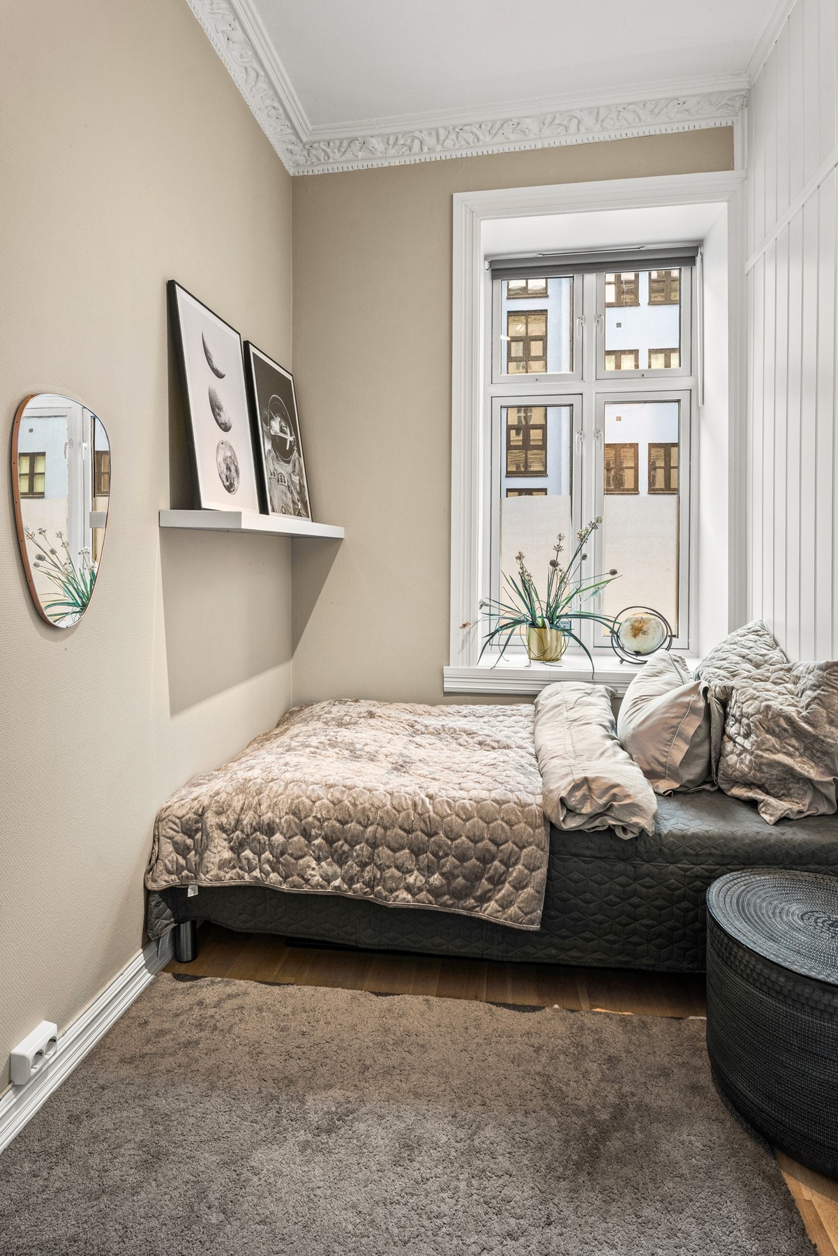 Dype vinduskarmer gir god lysinnslipp og kan også benyttes som nattbord. Galleribilde