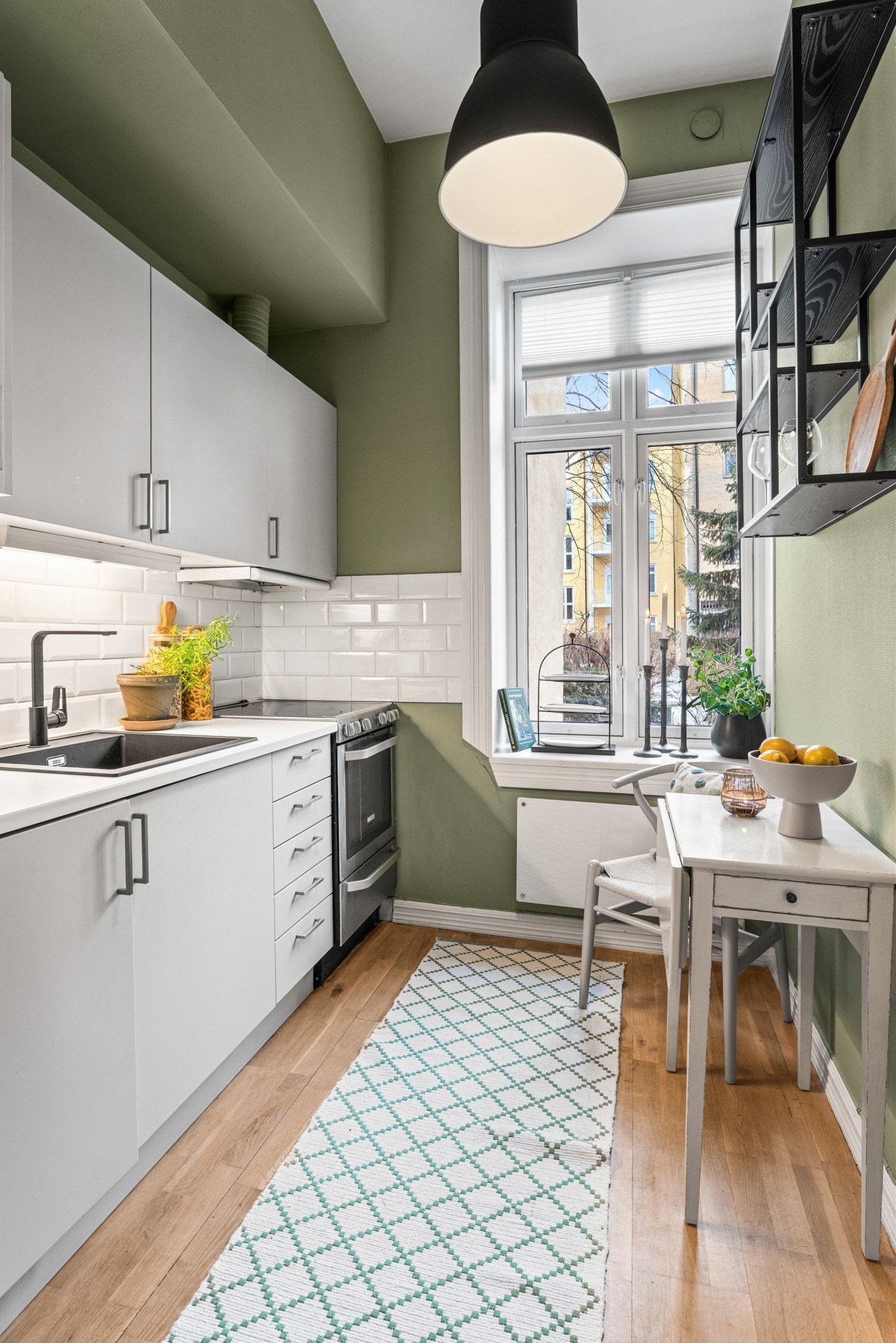 Kjøkkeninnredning med rikelig skap- og benkeplass, slette fronter fra 2020 og laminat benkeplate med nedfelt komposittkum. Galleribilde