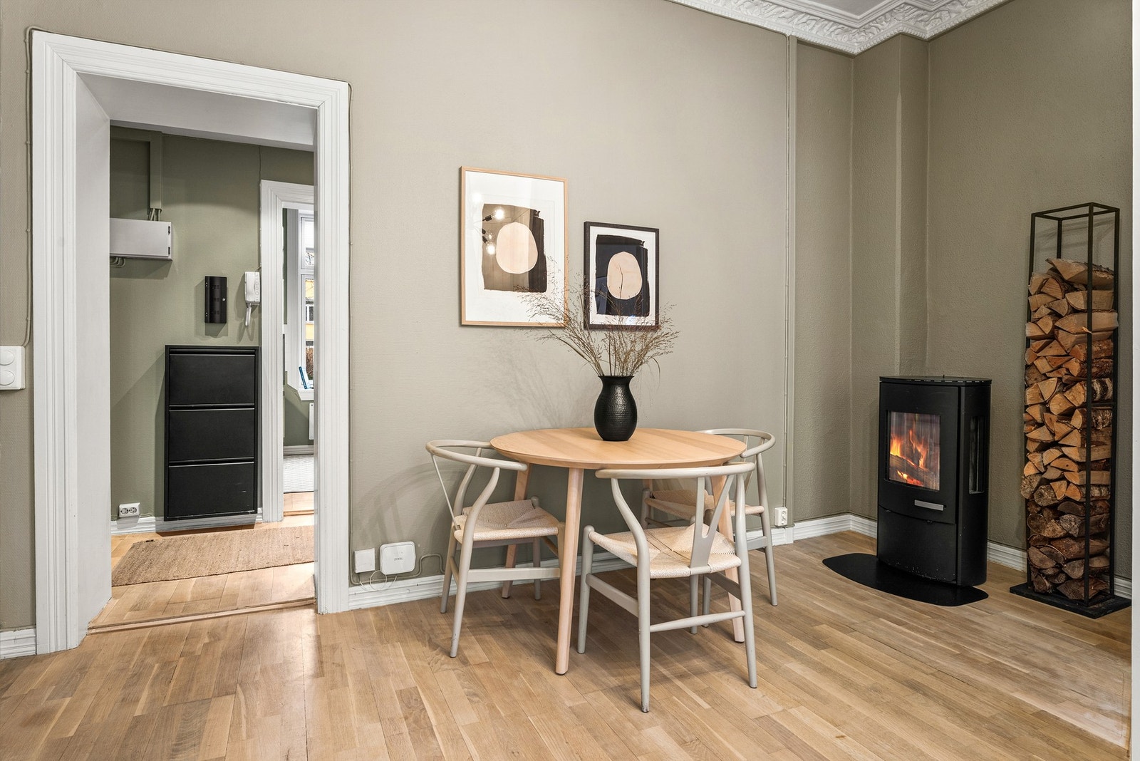 Dagligvarehandelen kan gjøres på blant annet Rema 1000, Kiwi, Coop Extra, søndagsåpen Bunnpris, samt Vatan Import og Makwan. I tillegg ligger Mathallen i gangavstand. Galleribilde