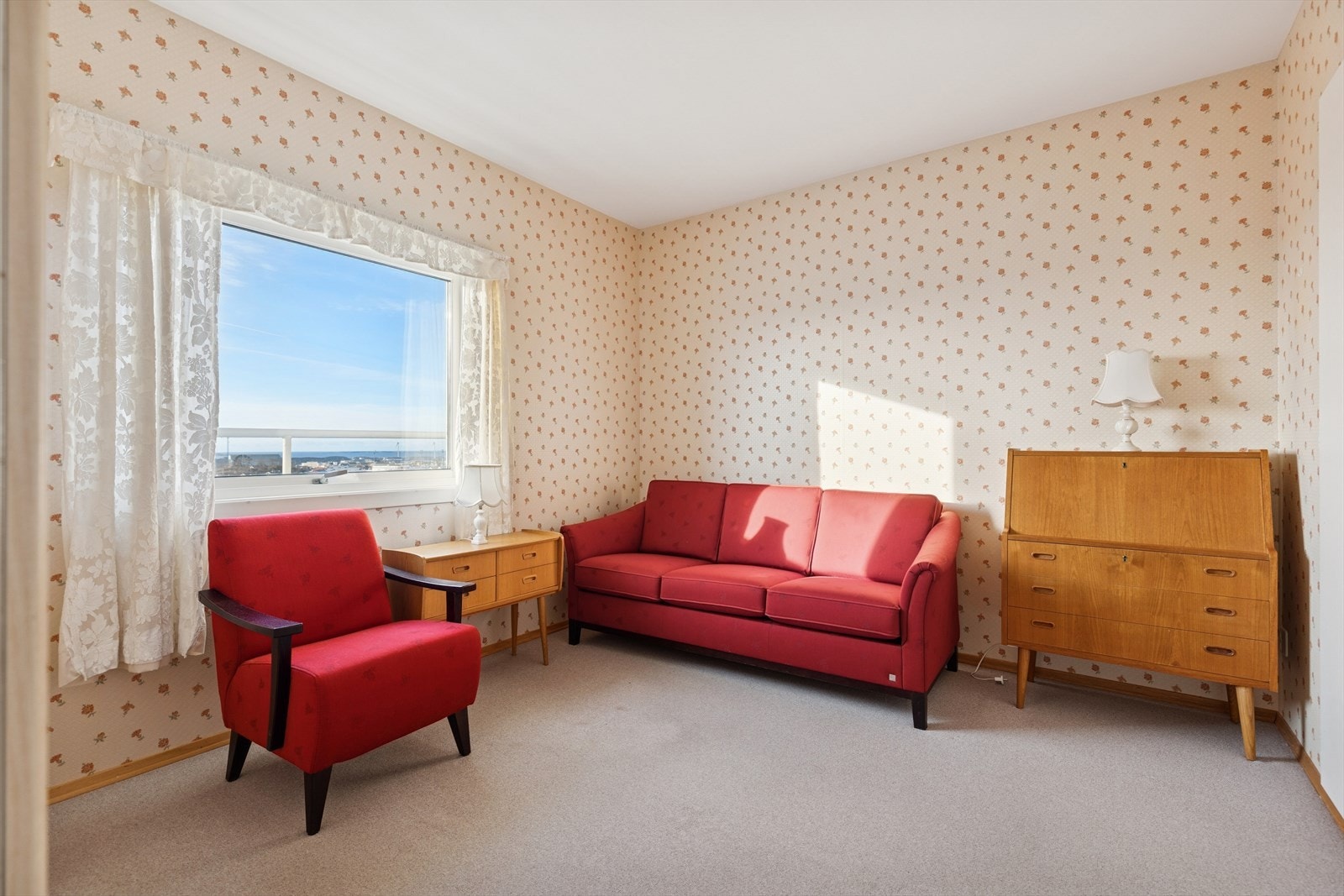 Soverom med god plass til dobbeltseng og nattbord. Galleribilde