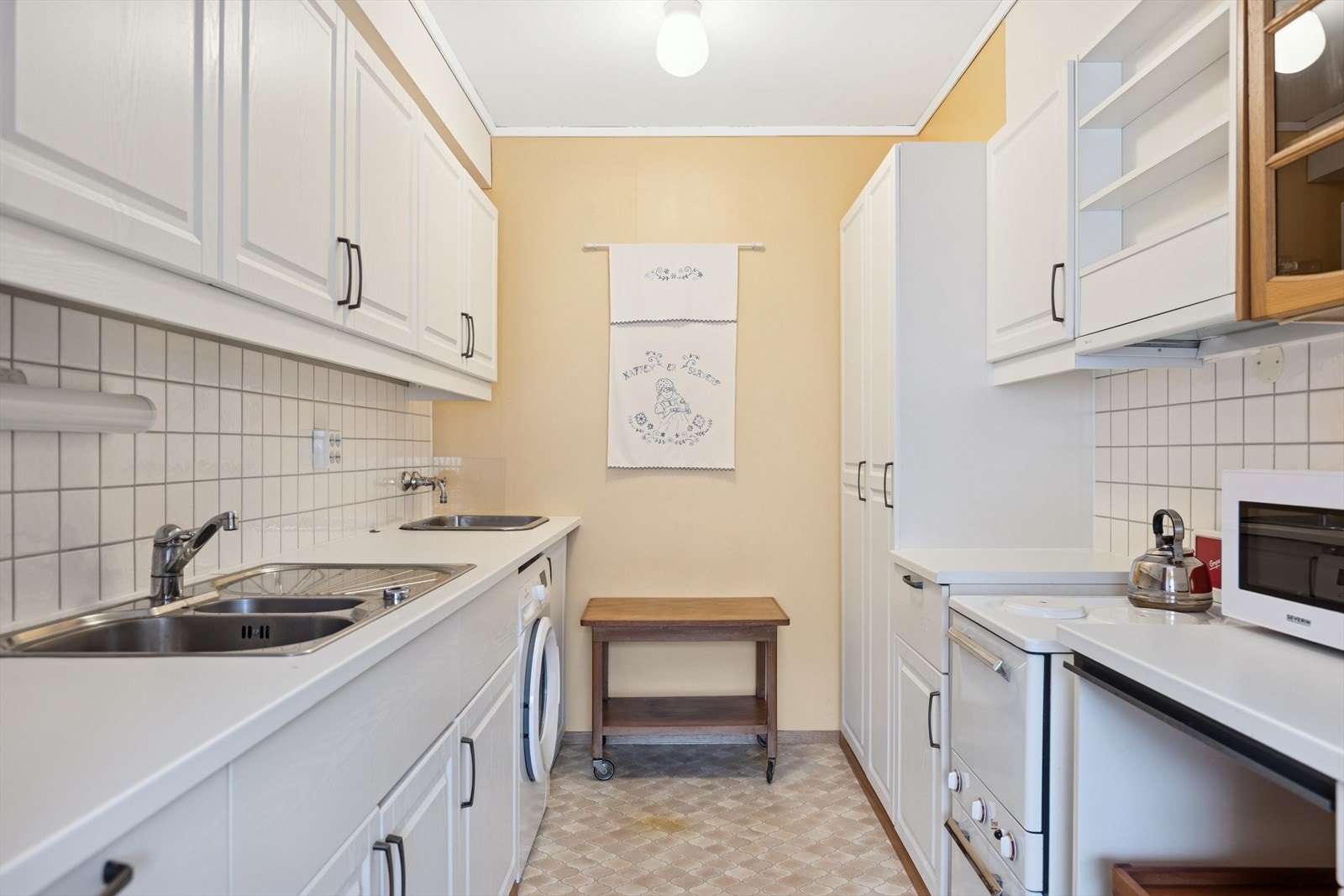 Kjøkken med profilerte fronter og laminat benkeplate. Utslagsvask. Kjøkkenventilator med avtrekk ut. Galleribilde