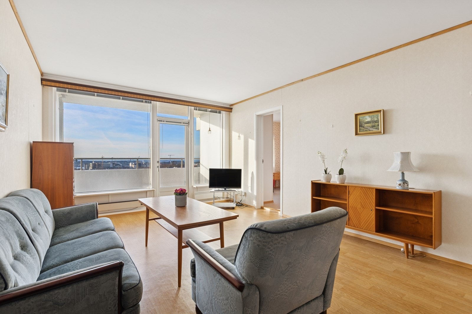 Romslig stue med gode innredningsmuligheter til sofagruppe og tv-møblement. Galleribilde