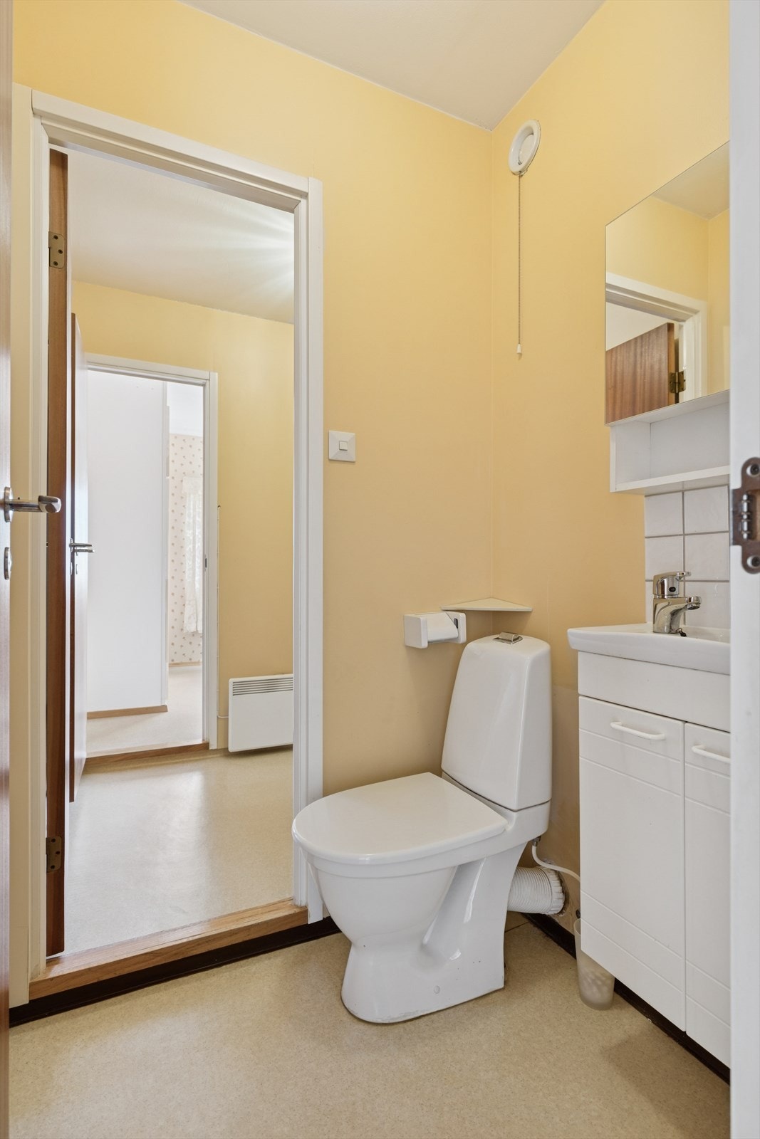 Toalettrom har skap med servant og toalett. Galleribilde