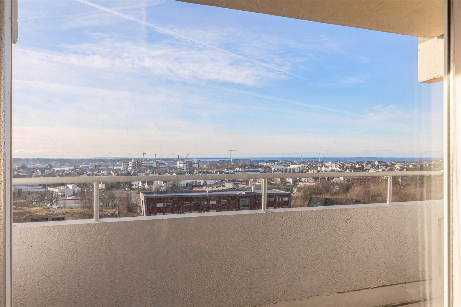 Med sollys som strømmer inn og horisonten som nærmeste nabo, blir dette et hjem med både utsikt og utsyn! Galleribilde