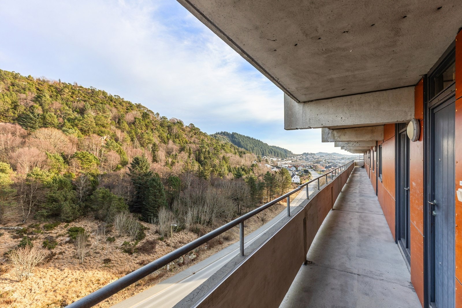 Østvendt inngangsparti. Galleribilde