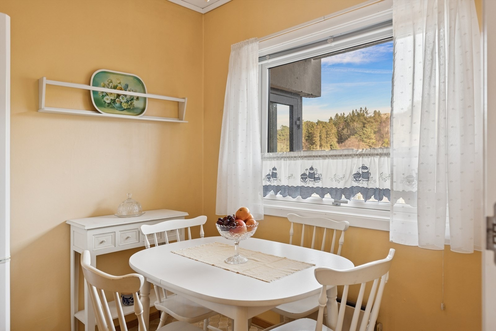 Koselig sitteplass ved vinduet. Den rause vindusflaten gir godt med lys. Galleribilde