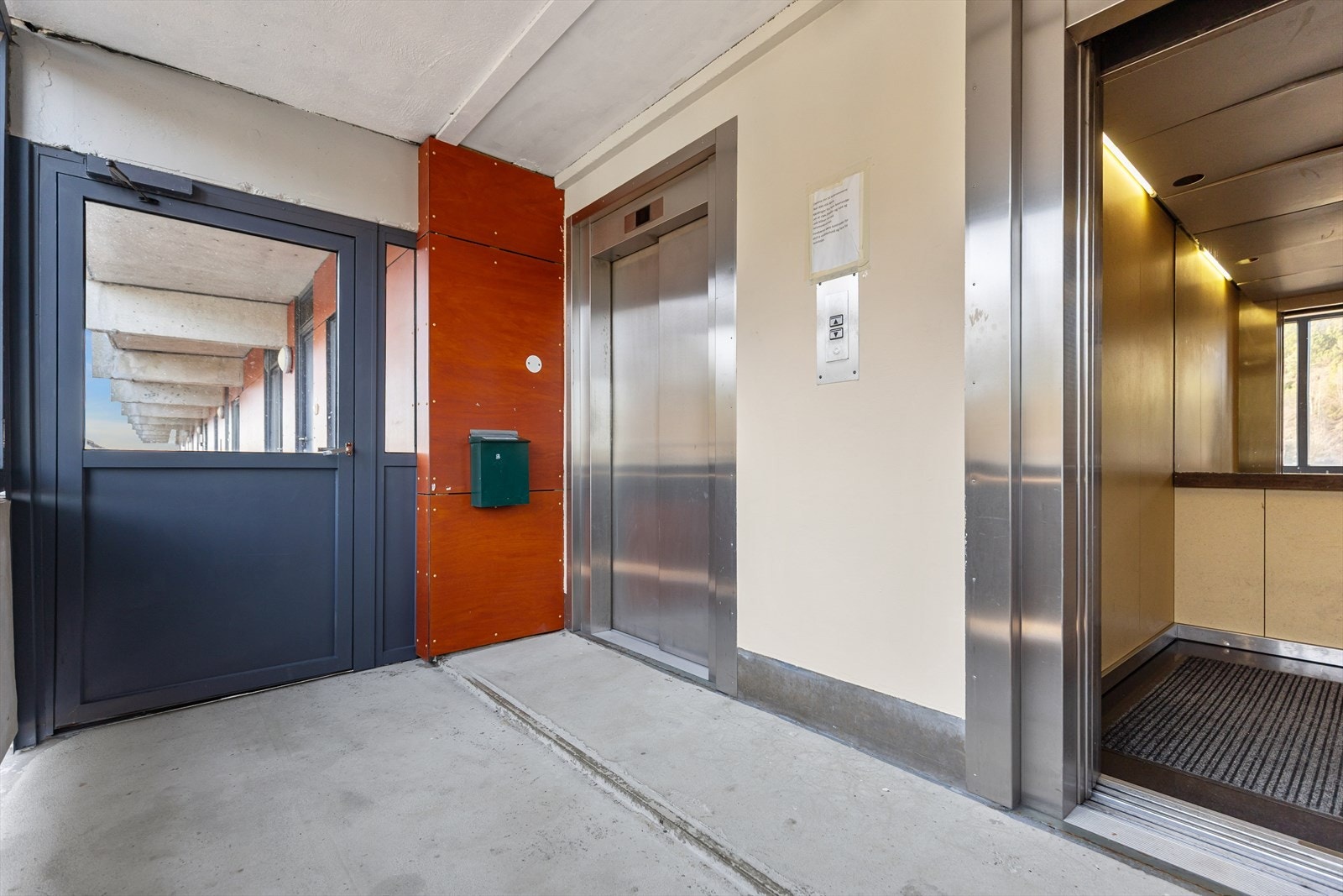 Heisen tar deg trygt opp til 9. etasje. Galleribilde